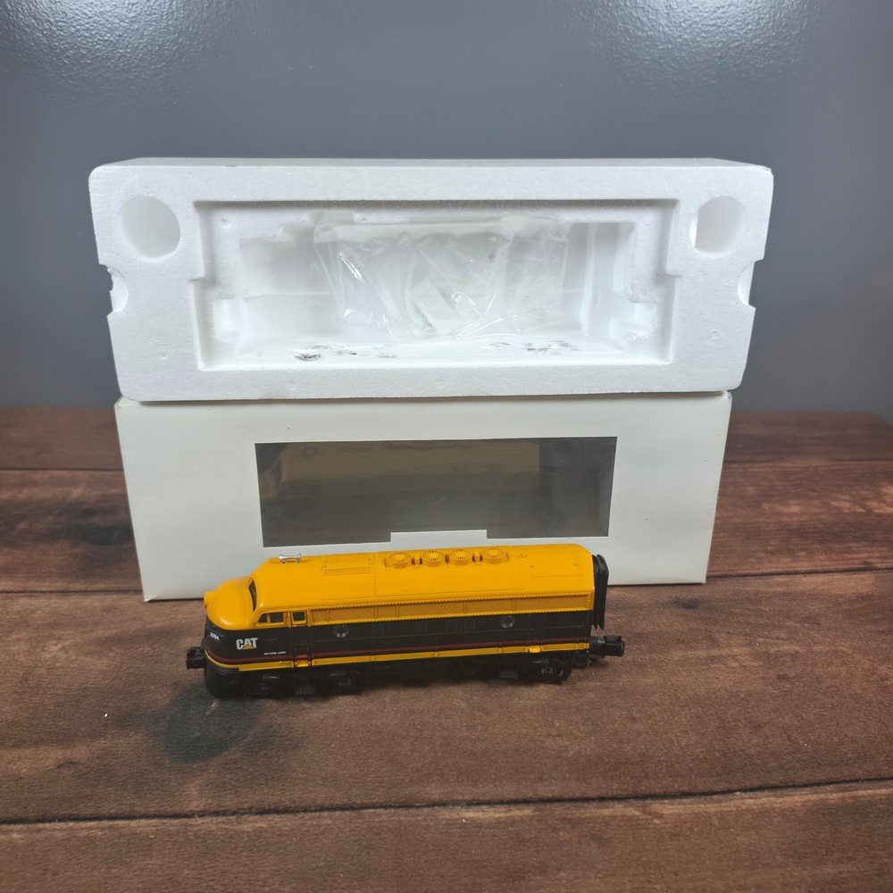 Caterpillar CAT Diesel Locomotive Engine O Scale 2004 Yellow Good F3 Unit